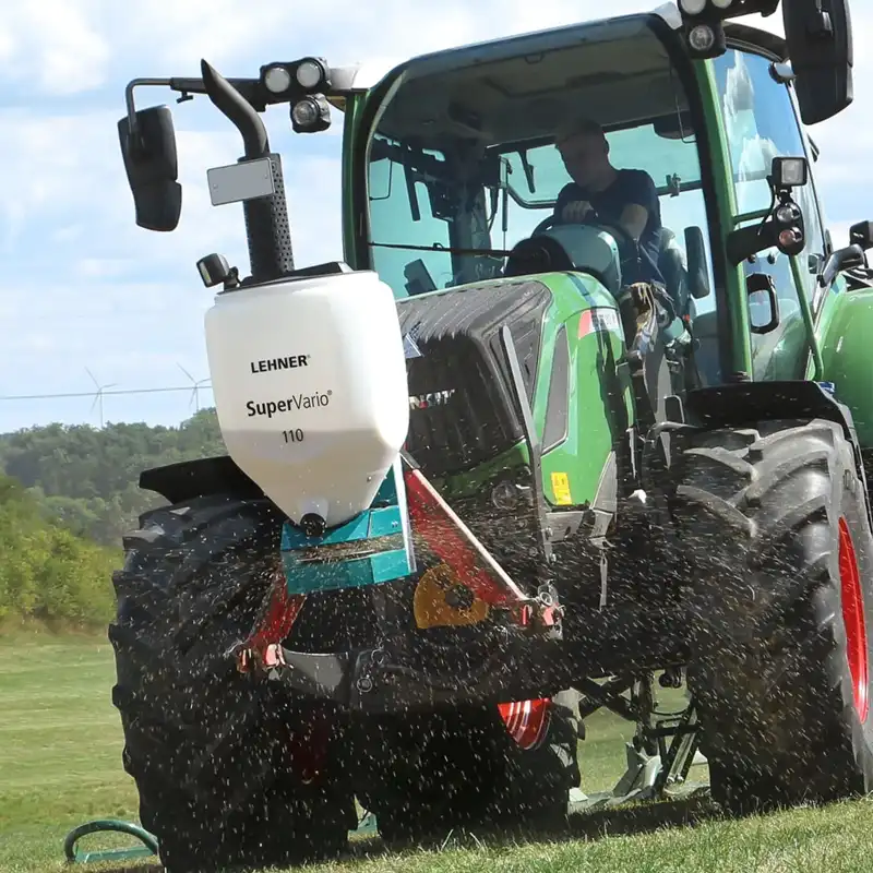 Idela für Schnellwechselrahmem in der Fronthydraulik LEHNER 12 Volt-Streuer für Zwischenfrüchte und Grassaaten