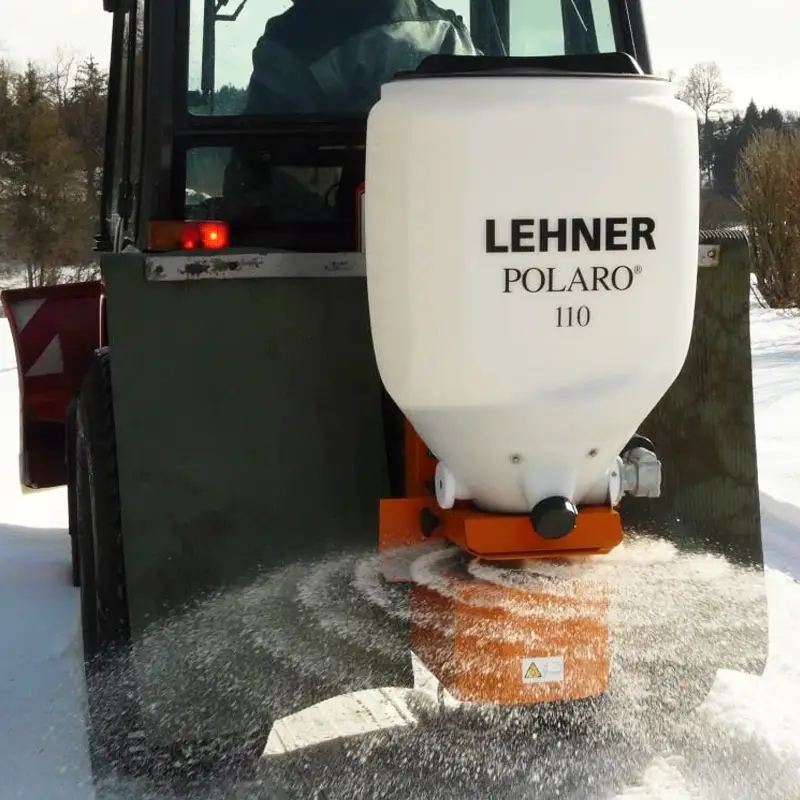 POLARO Salzstreuer 12 Volt an Kompakttraktor LEHNER Salzstreuer 12 Volt montiert an Kompakttraktor