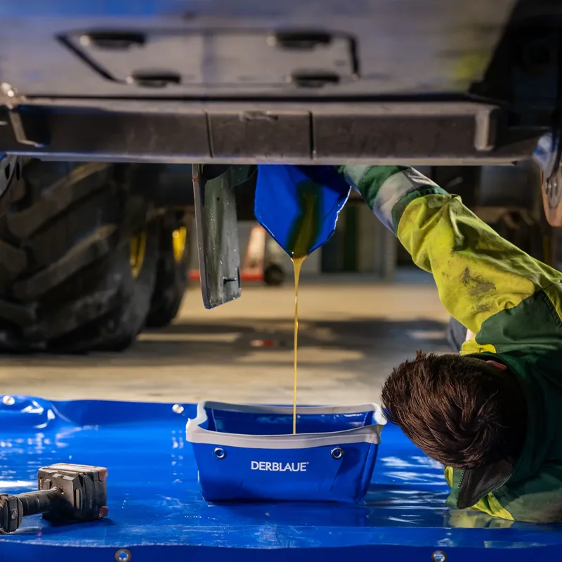 Auffangrutsche für Öle beim Filterwechsel DERBLAUE Auffangrutsche Öl bei Ölwechsel Landtechnik