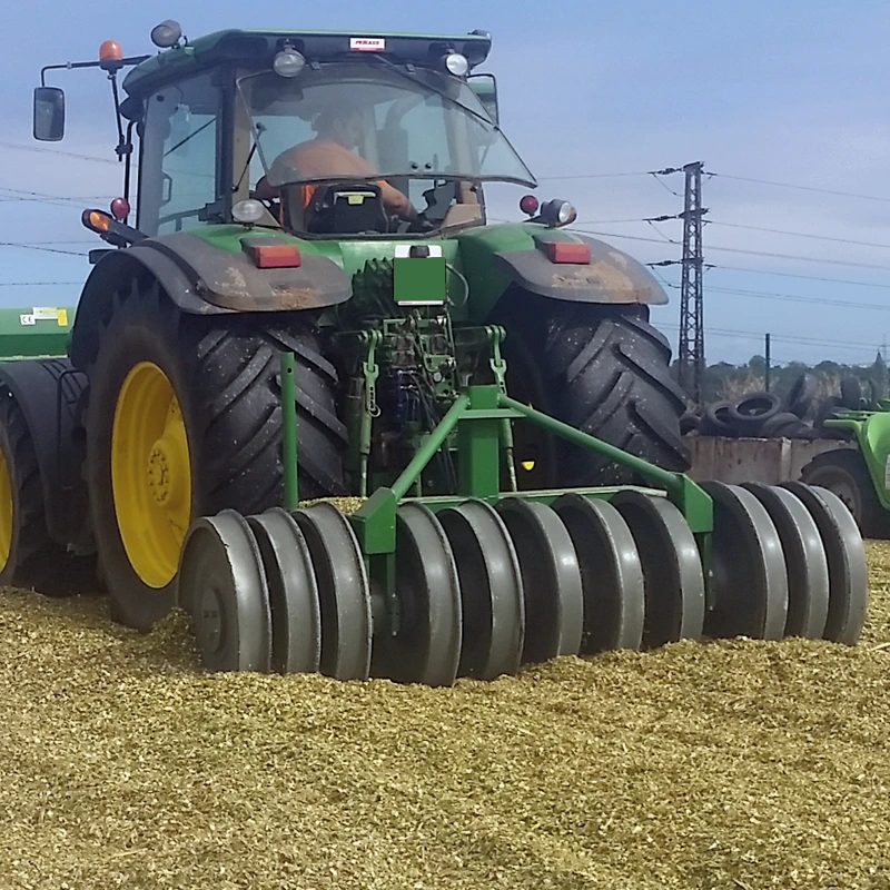 Silagewalzen SilaPress 3 Meter mit 4.000 kg im Dreipunkt Silagewalzen 3 Meter mit 4.000 kg im Dreipunkt