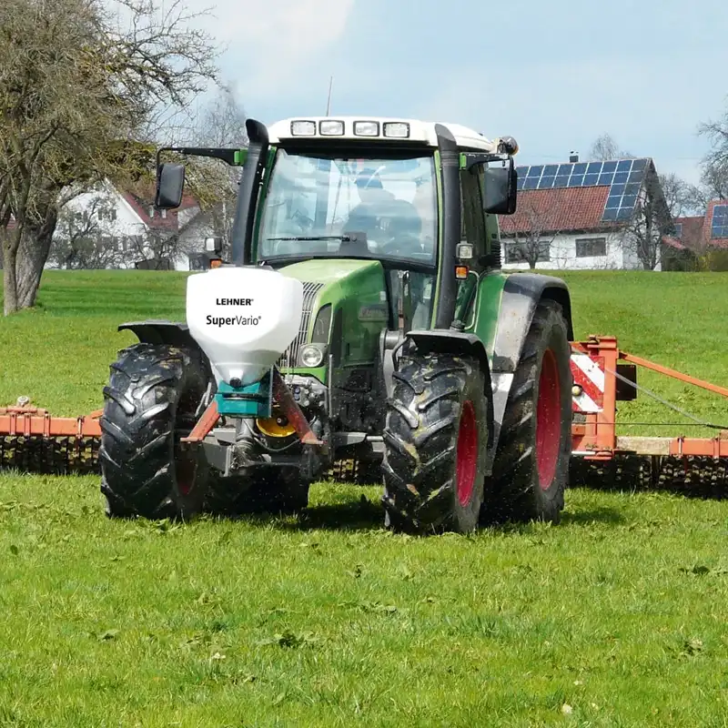 Montiert in der Fronthydraulik bei Nachsaaten LEHNER 12 Volt-Streuer für Zwischenfrüchte und Grassaaten