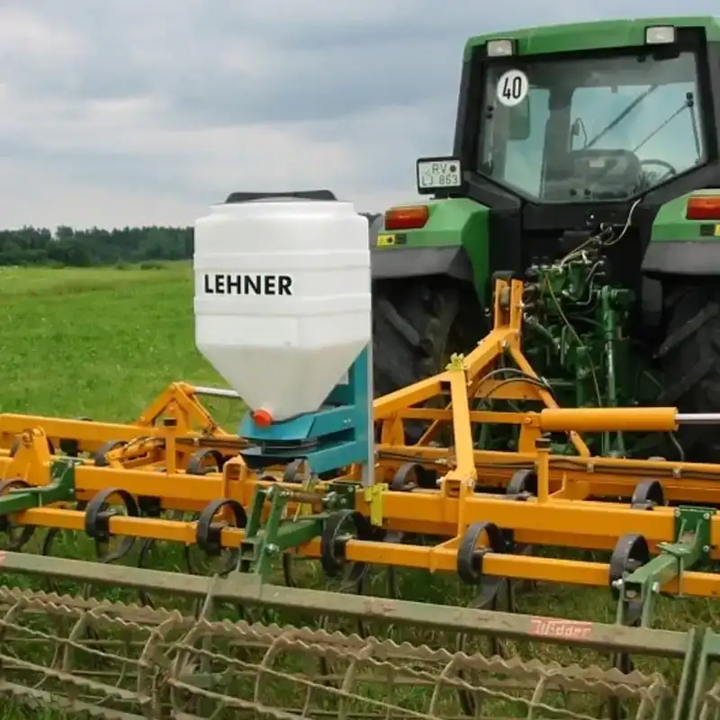 Montiert auf Federzinkengrubber LEHNER 12 Volt-Streuer für Zwischenfrüchte und Grassaaten
