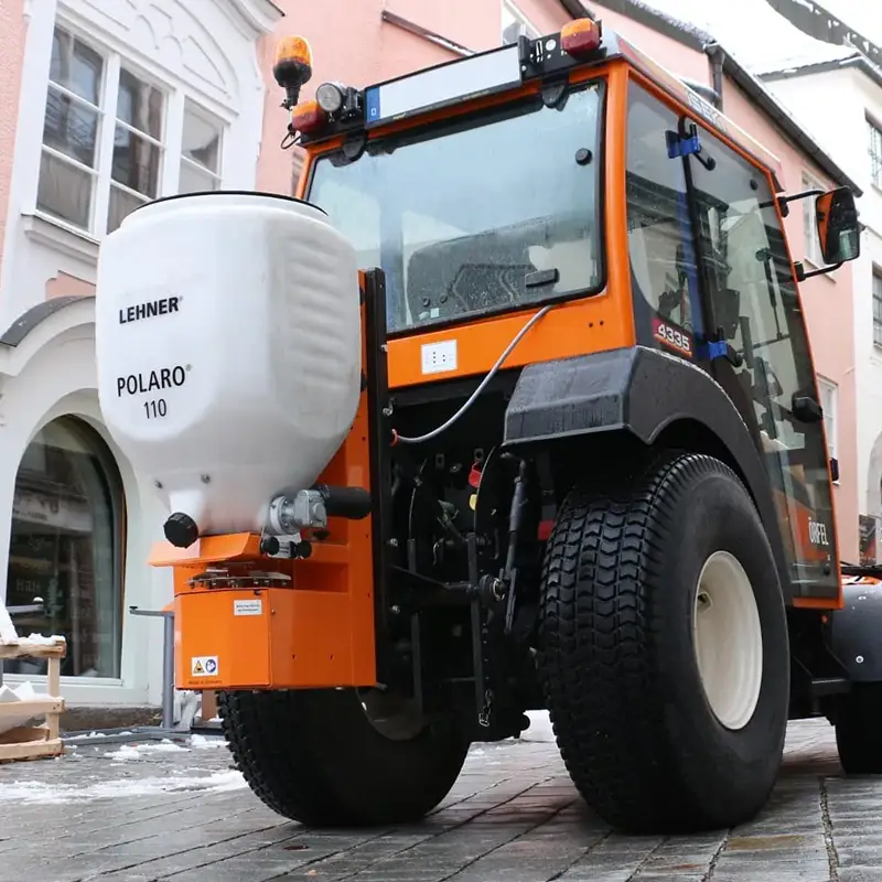 POLARO Salzstreuer 12 Volt von LEHNER an Kommunaltraktor LEHNER Salzstreuer 12 Volt montiert an Kommunaltraktor