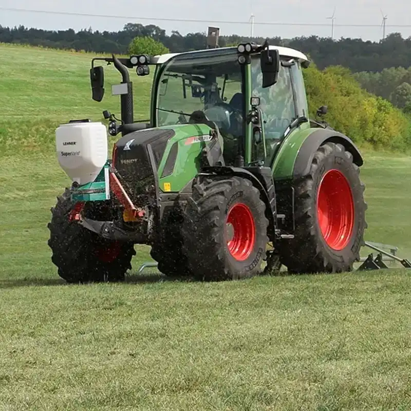 Im Frontanbau bei Grünlanderneuerung LEHNER 12 Volt-Streuer für Zwischenfrüchte und Grassaaten