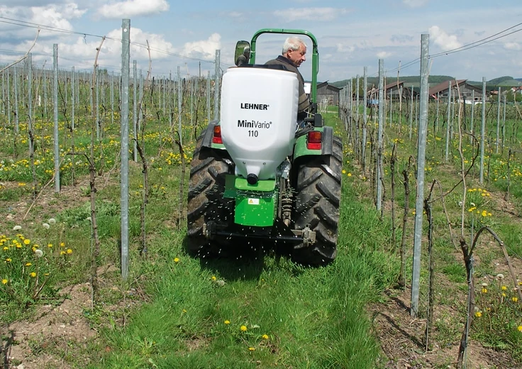 12 Volt-Streuer MiniVario mit kleiner Arbeitsbreite für Weinanbau von LEHNER LEHNER-MiniVario mit kleiner Arbeitsbreite für Weinanbau und Obstanbau