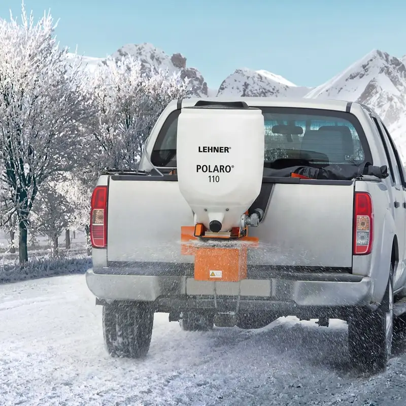 LEHNER Polaro 110 an Pickup-Truck LEHNER Salzstreuer 12 Volt an Pickup-Truck montiert